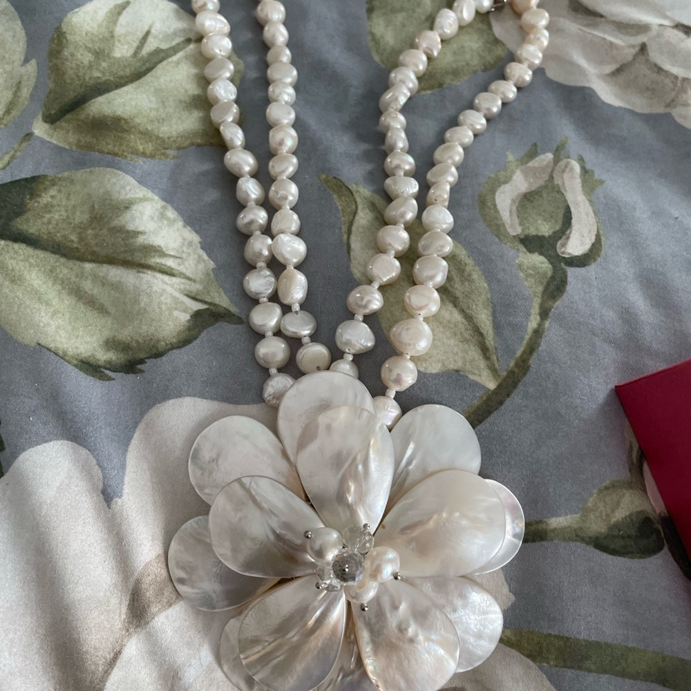 Pearl necklace with earrings